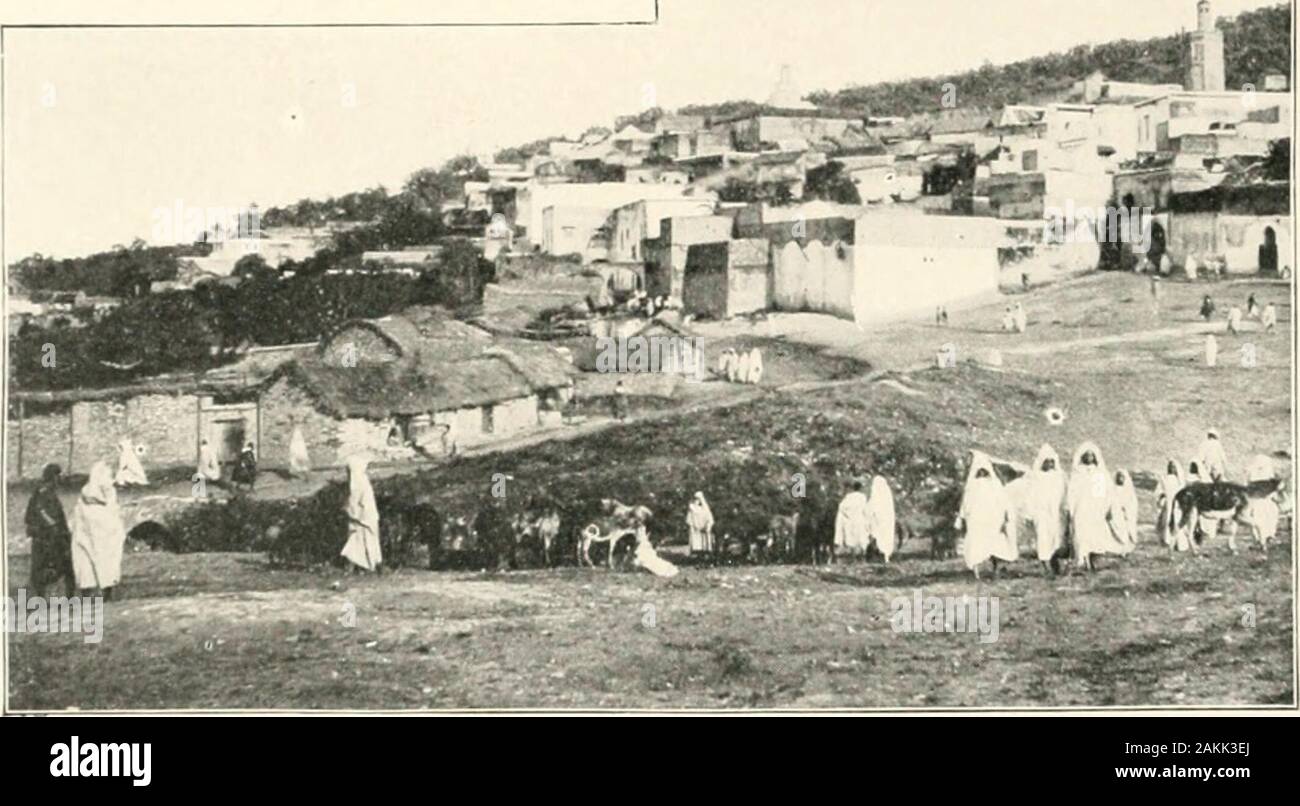 La Burton Holmes lezioni; . La città sacra OK WAZZAN il suo legittimo signore temporale. Fortunatamente per la peaceof interna la terra il Shareefs sono stati contenuti per esercitare imperialpower da suggerimento per ricevere le decime in sostituzione delle imposte e toleave del Sultano e dei suoi ministri a Fez il vexatiousdetails del governo e la parvenza di absoluteauthority. In modo sacro è questa città di Azzan;, in modo fanaticalare i suoi abitanti, che noi non osava immettere le sue porte fino a quando amilitary escort inviato da Shareef è venuto a condurre noi thehome ci ha assegnato come residenza da che santi potentati. 90 Foto Stock