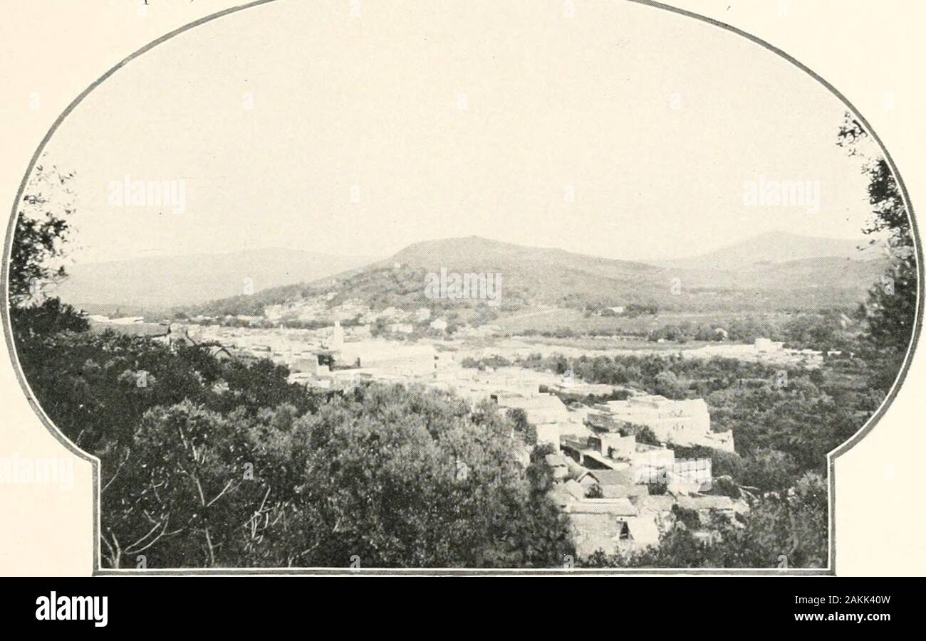 La Burton Holmes lezioni; . Un WKI.l. Sotto (.ARIJK.N NKAR WAZZA.V IN MAROCCO 89 maestà un rinnegato e backslider, mentre l'albero genealogico dello stile moresco Sultan è stato così piegata e deformata e itsbranches sono state così brutalmente hacked e rotto da revolu-zioni, le guerre e i crimini che la maggioranza dei suoi sudditi lookaskance sulle sue pretese come comandante dei fedeli.Molti di loro segretamente, alcuni apertamente, accusare theShareef di Wazzan non solo come il capo spirituale di theEmpire, ^^-?   ma anche come. La città sacra OK WAZZAN il suo legittimo signore temporale. Fortunatamente per il peac interna Foto Stock