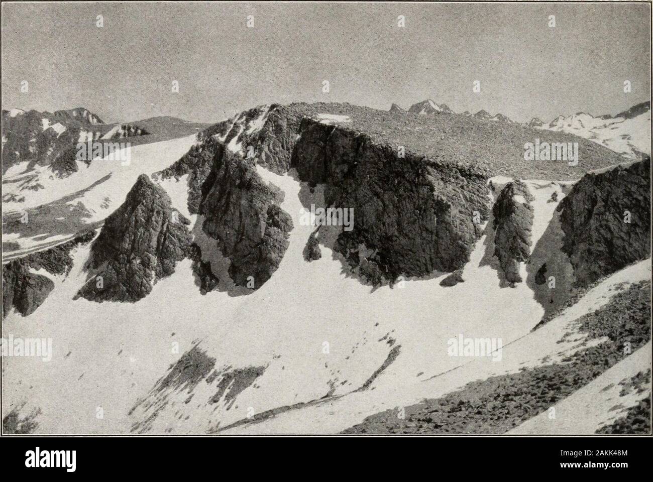I parchi nazionali di portafoglio . Fotografia di H. C. Ttbbitts Tioga Road scenario PT^l^i *^^. -*?SF ^""e.- ?t..., mm^ ttV^^S^ m^ ^l?.S^*^#^&GT;: wm ?IP*•?•Se •m ^?##fl ^.^^^. Fotografia di W. L. Huber Il High Sierra: Viev/ del monte Ritter da Kuna Crest Foto Stock