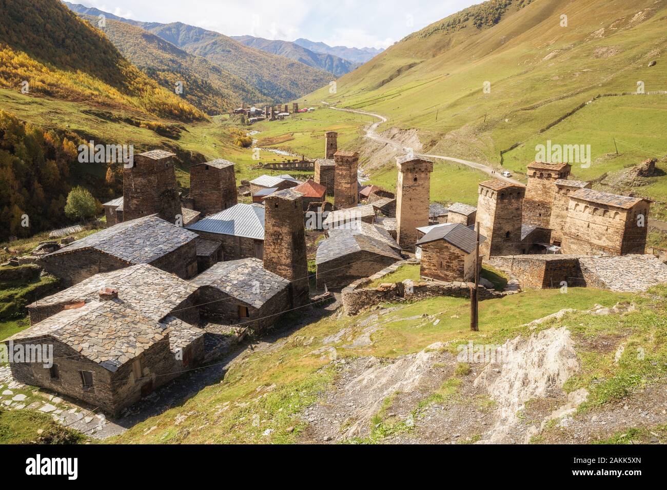 Vista del villaggio di Ushguli in Enguri River Valley. Antiche Torri Svan su sfondo di paesaggio bello della montagna. Caucaso traver. La Georgia, Sva superiore Foto Stock