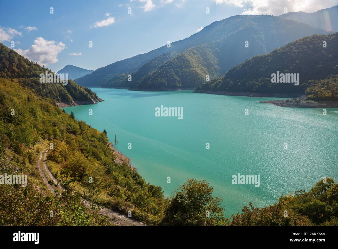 Serbatoio di Jvari sul fiume Enguri (Inguri). Bellissimo paesaggio di montagna. Il lago con il turchese acqua colorata circondato dal Caucaso gamme della montagna. Geo Foto Stock