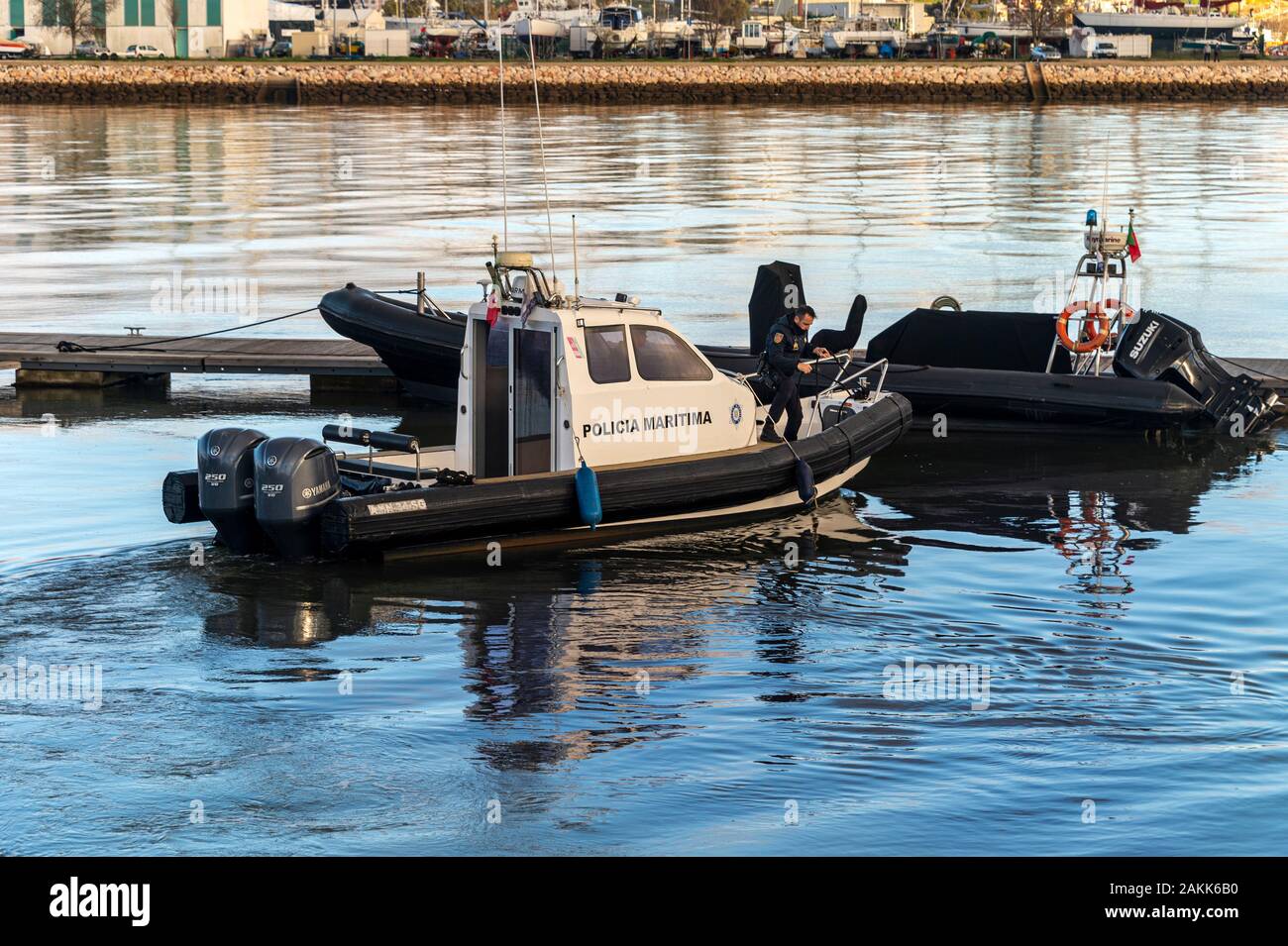 Marittima portoghese pattuglia di polizia che entrano in porto Foto Stock