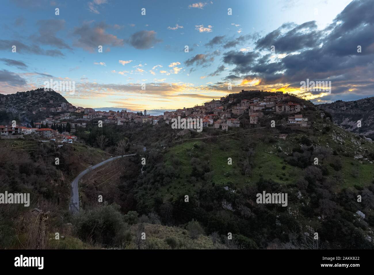 Bellissima vista del Dimitsana, Arcadia, Grecia dalla distanza con fotografie con lunghi tempi di esposizione Foto Stock