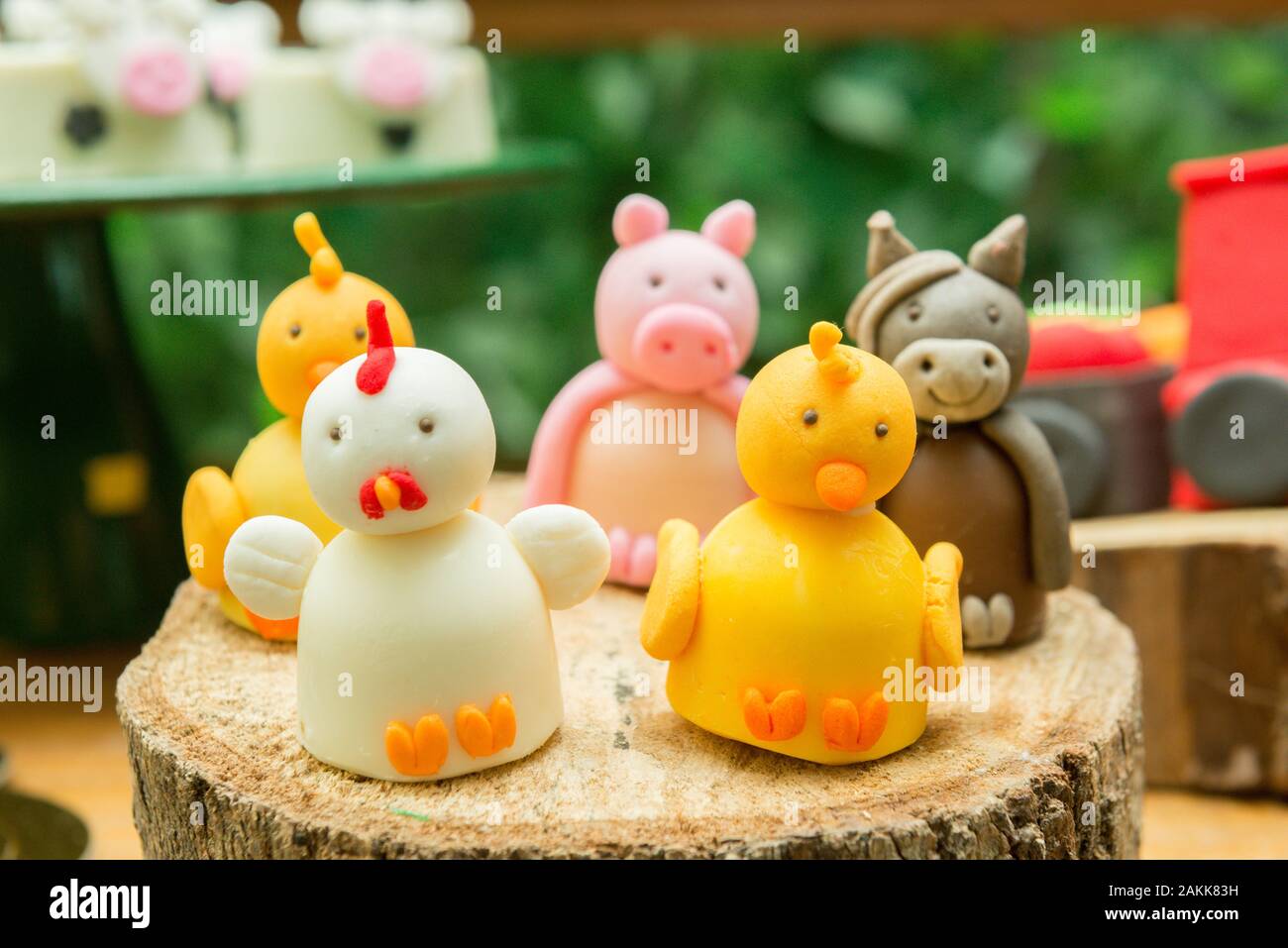 Bambini Decorazione di partito - Agriturismo Tema. Caramella di forma personalizzata. Torta tabella dettaglio. I dolci fatti a mano con grande cura. Infanzia e la gioia del concetto. Copia spa Foto Stock