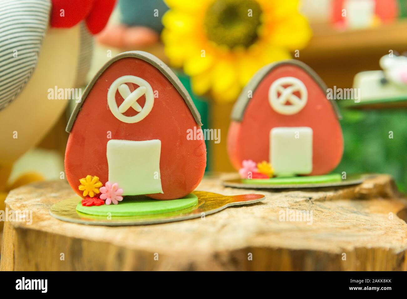 Bambini Decorazione di partito - Agriturismo Tema. Caramella di forma personalizzata. Torta tabella dettaglio. I dolci fatti a mano con grande cura. Infanzia e la gioia del concetto. Copia spa Foto Stock