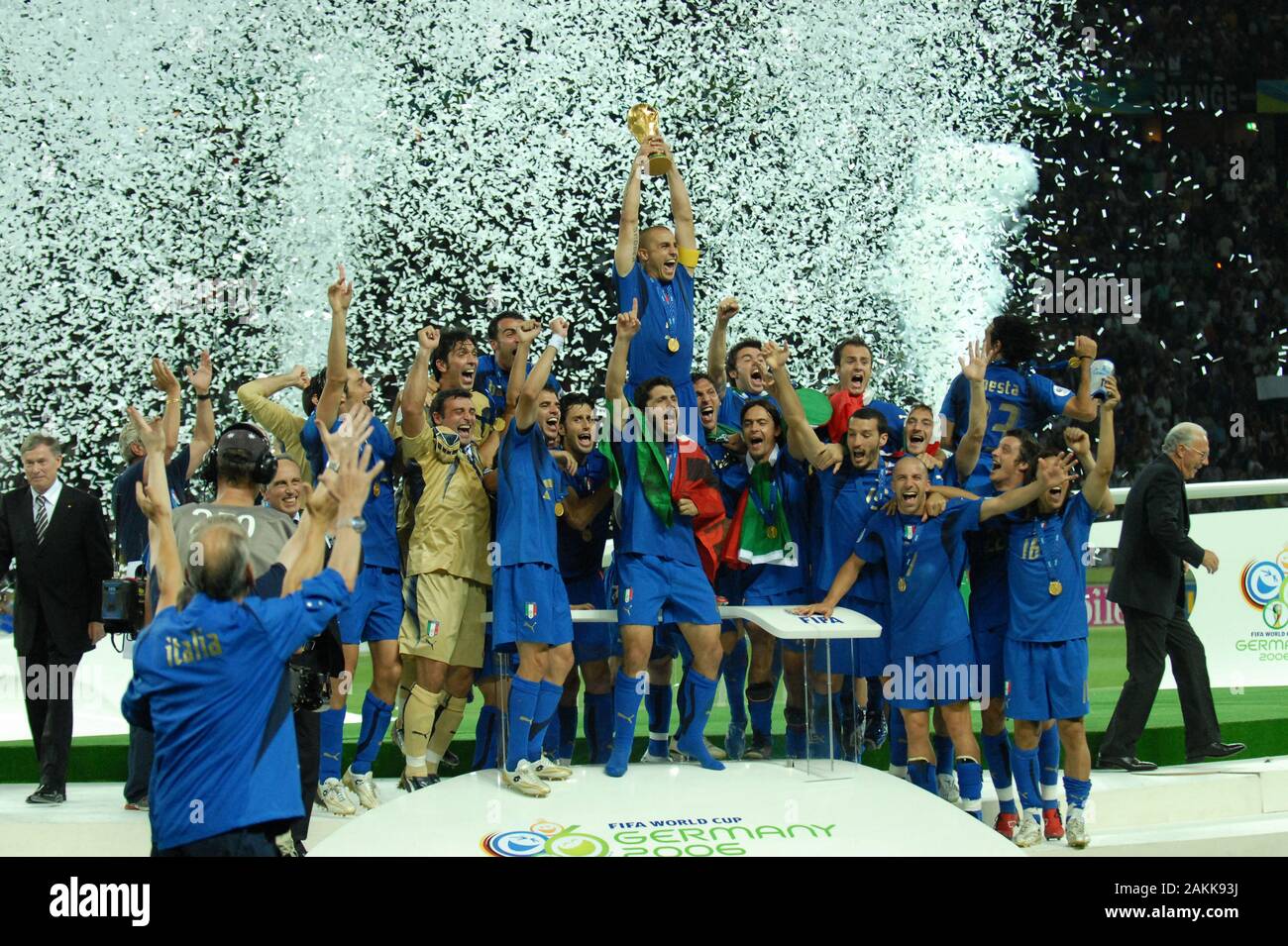 Berlino Germania, 07/09/2006 FIFA World Cup Germany 2006, Italia-Francia finale al Olympiastadion; Fabio Cannavaro alza la Coppa del Mondo durante la cerimonia di premiazione Foto Stock