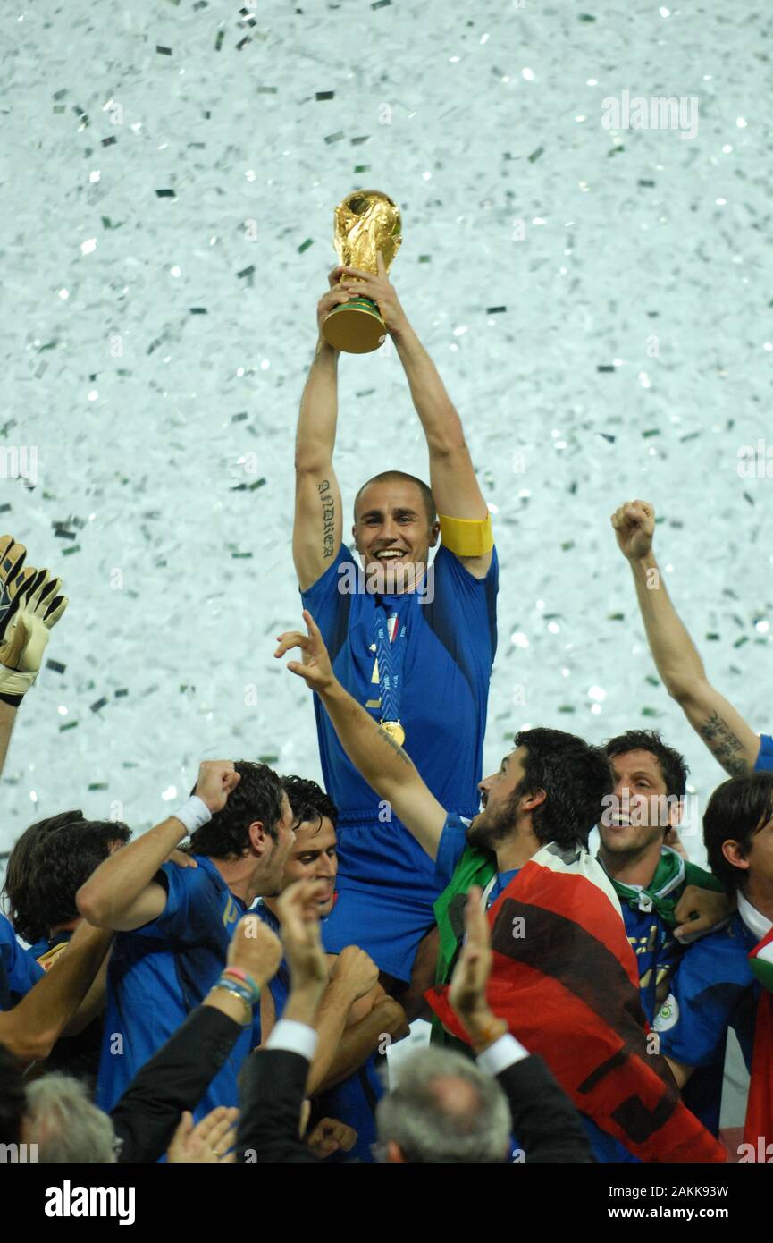 Berlino Germania, 07/09/2006 FIFA World Cup Germany 2006, Italia-Francia finale al Olympiastadion; Fabio Cannavaro alza la Coppa del Mondo durante la cerimonia di premiazione Foto Stock