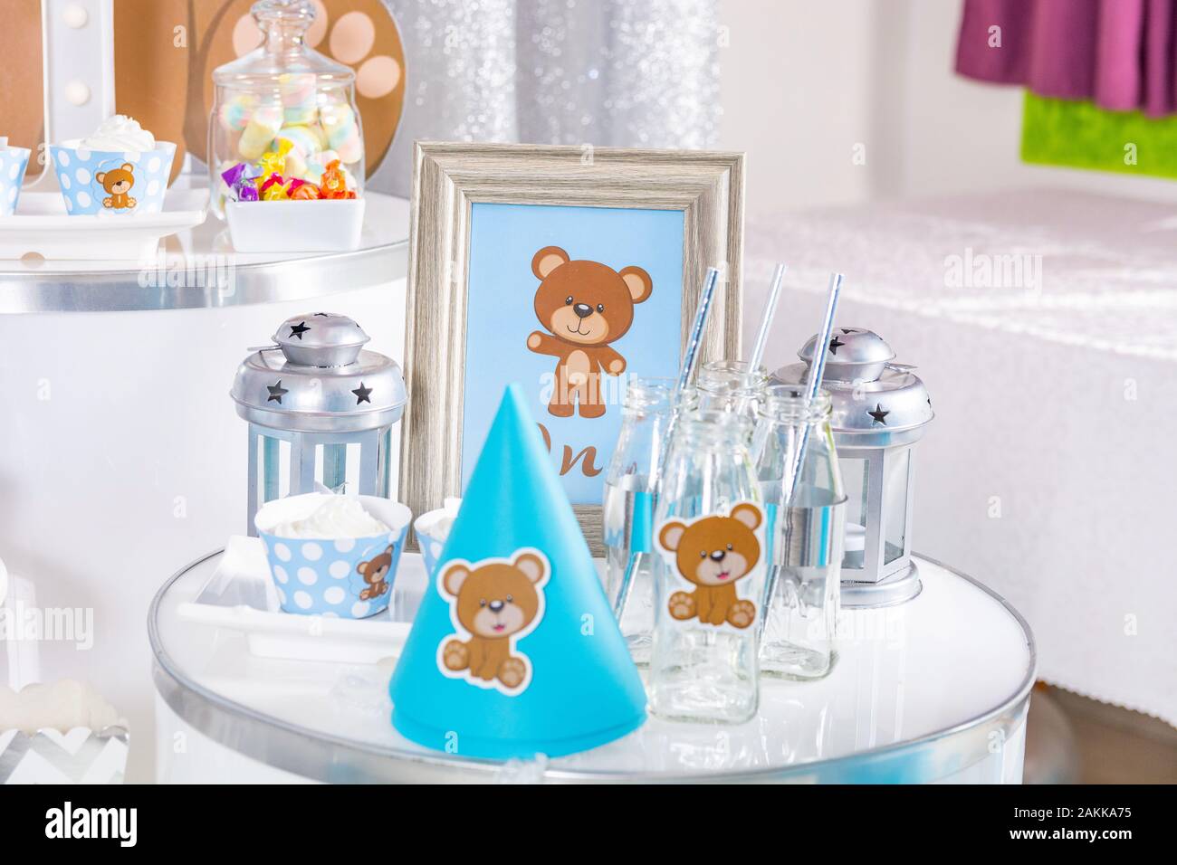 Festa di compleanno per bambini tabella dolce con cupcake e altre decorazioni. Scrivania con dolce festa di compleanno decorazione interni presso un ristorante. Close up Foto Stock