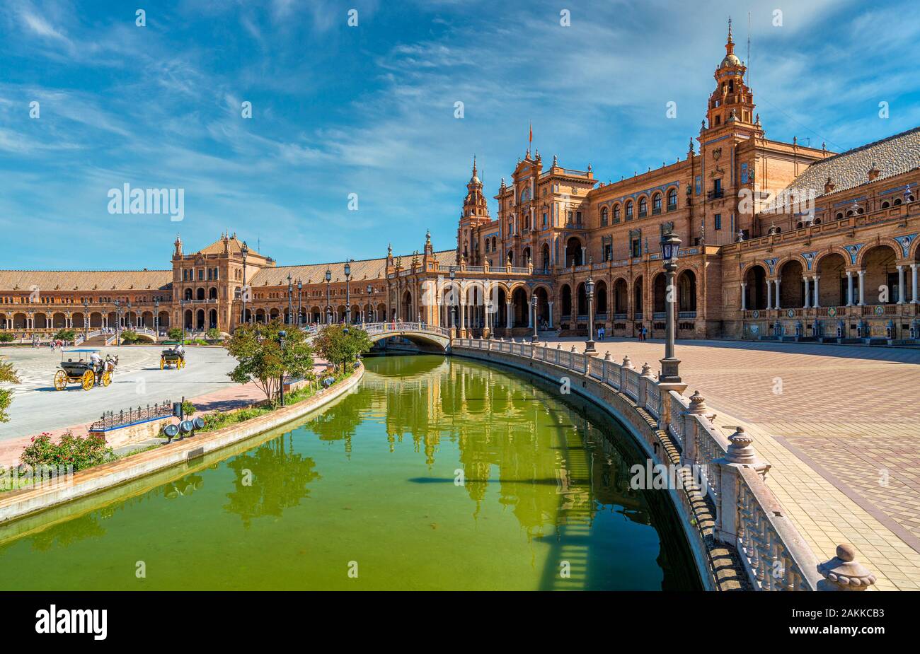 La splendida Plaza de Espana di Siviglia, in una soleggiata giornata estiva. Andalusia, Spagna. Foto Stock