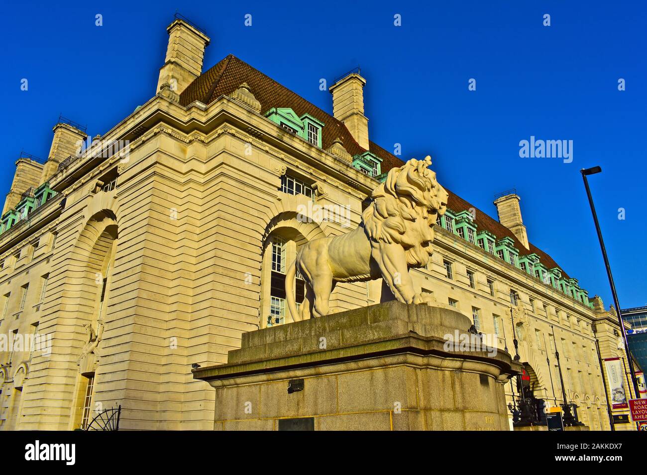 Il County Hall edificio in riva occidentale del fiume Tamigi, è stato originariamente casa di London County Council ma ora è un complesso di svago. che io Foto Stock
