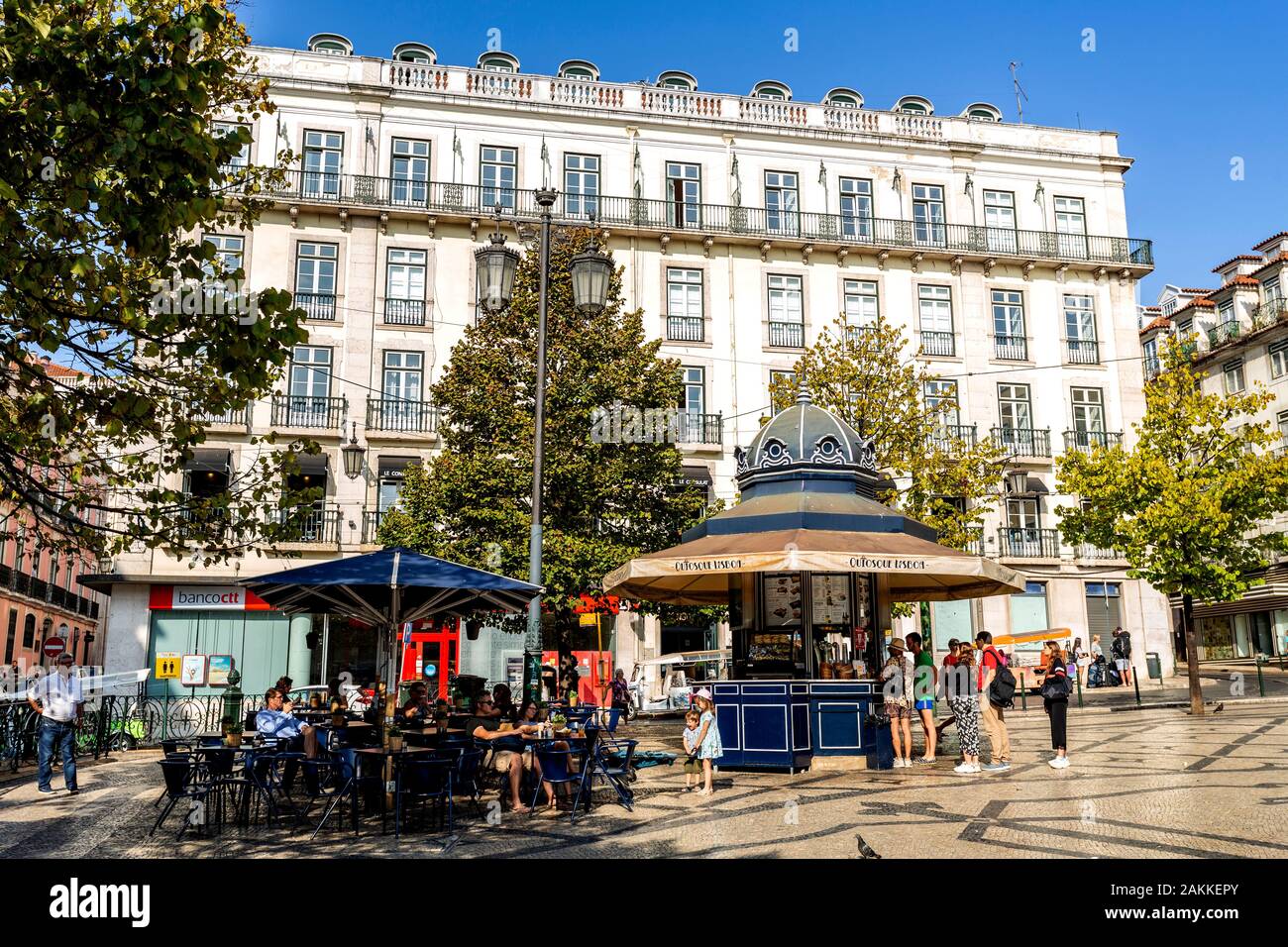 Vista la tradizionale portoghese chiosco situato a Luis de Camoes Square a Lisbona, Portogallo Foto Stock