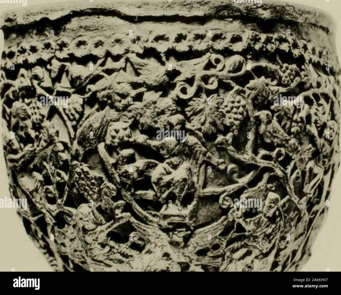 Zeus : uno studio nella antica religione . con sette pani e due pesci sul GreatChalice di Antiochia ib. 1917 XXI. 77-79 con fig., id. La data del Grande calice ofAntioch ib. 1917 XXI. 169-186 con cinque figure, id. Un calice di Antiochia e di tutto il suo Portraitsof Cristo, gli Apostoli e gli Evangelisti nella Nuova Era della rivista per gennaio 1920 pagg. 12-15 con quattro figure, id. Identificazione di figure sedute su grande calice ofAntioch ib. per il mese di giugno e luglio 1920 pagg. 414-417, 526-528 con sei figure, id. Il GreatChalice di Antiochia New York 1923 pagg. i-194 con due diagrammi e un atlante di sixtyphotogravures e e Foto Stock