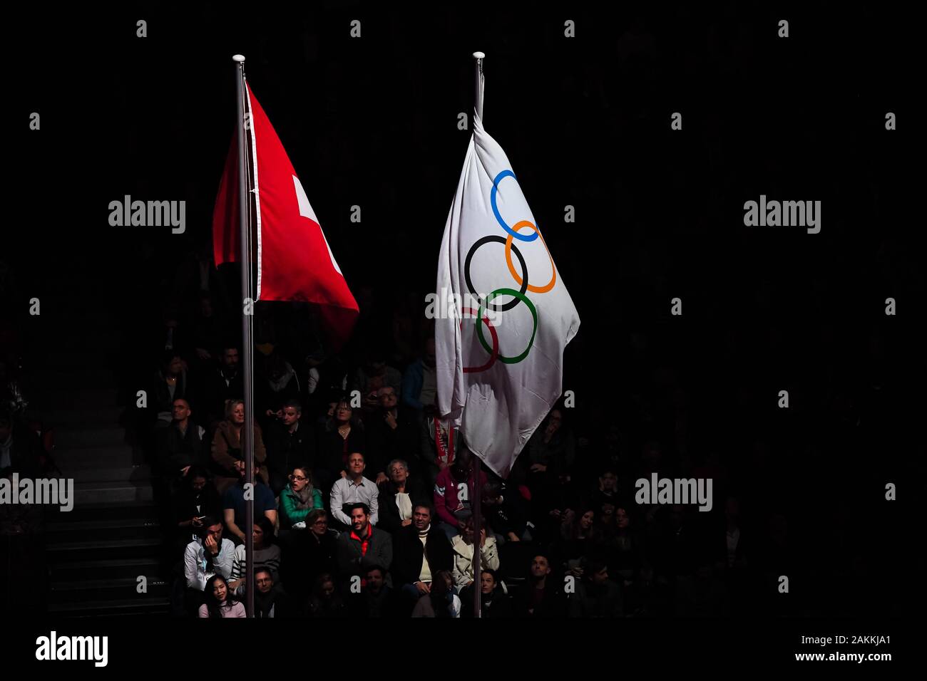 Losanna, Svizzera. 09th, 2020 gen. Bandiera svizzera e bandiera olimpica vengono sollevati durante la cerimonia di apertura il Lausanne 2020 Olimpiadi della Gioventù a Vaudoise Arena giovedì, 09 gennaio 2020. Losanna, Svizzera. Credito: Taka G Wu/Alamy Live News Foto Stock