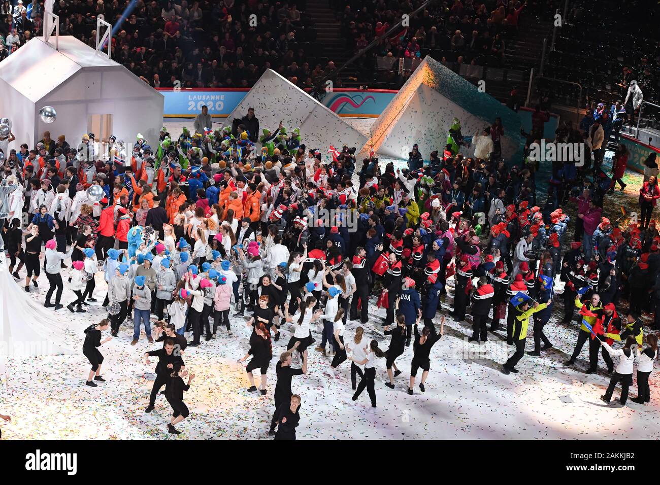 Losanna, Svizzera. 09th, 2020 gen. Gli atleti godetevi la danza durante la cerimonia di apertura il Lausanne 2020 Olimpiadi della Gioventù a Vaudoise Arena giovedì, 09 gennaio 2020. Losanna, Svizzera. Credito: Taka G Wu/Alamy Live News Foto Stock