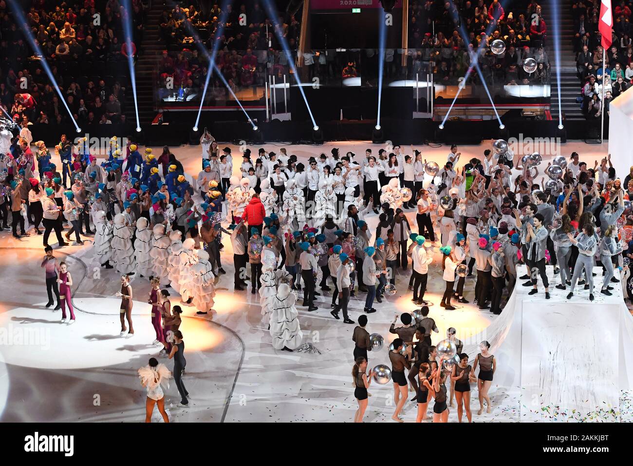 Losanna, Svizzera. 09th, 2020 gen. Gli atleti godetevi la danza durante la cerimonia di apertura il Lausanne 2020 Olimpiadi della Gioventù a Vaudoise Arena giovedì, 09 gennaio 2020. Losanna, Svizzera. Credito: Taka G Wu/Alamy Live News Foto Stock