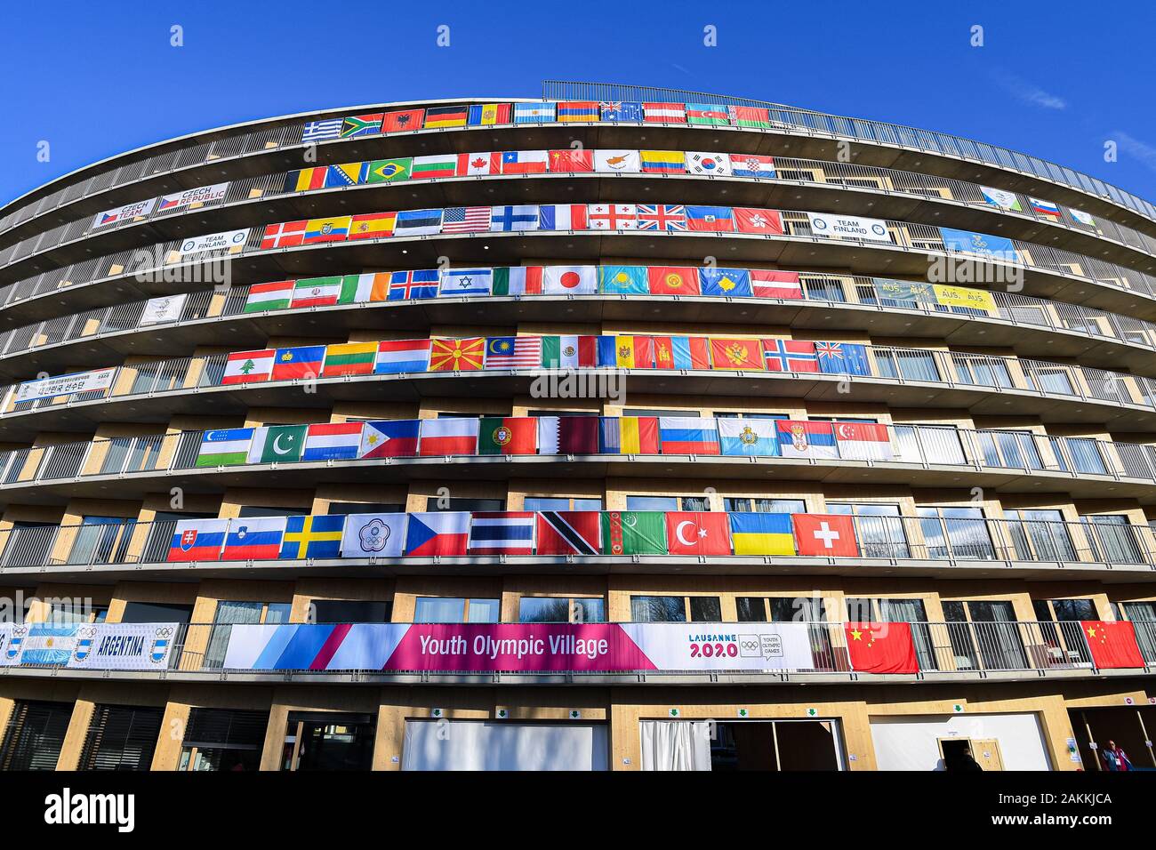 Losanna, Svizzera. 09th, 2020 gen. Bandiere nazionali sono appesi al balcone del villaggio dei giovani durante il Lausanne 2020 Olimpiadi della Gioventù a Vaudoise Arena giovedì, 09 gennaio 2020. Losanna, Svizzera. Credito: Taka G Wu/Alamy Live News Foto Stock