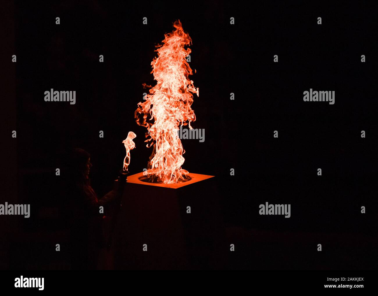 Losanna, Svizzera. 09th, 2020 gen. La fiamma olimpica accesa durante la cerimonia di apertura il Lausanne 2020 Olimpiadi della Gioventù a Vaudoise Arena giovedì, 09 gennaio 2020. Losanna, Svizzera. Credito: Taka G Wu/Alamy Live News Foto Stock