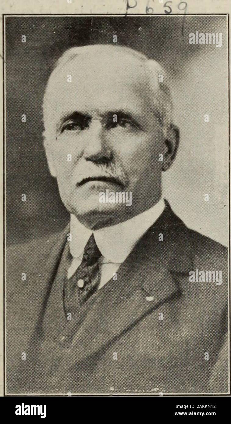 Canadian transportation & distribution management . Forza, e diventò brigata Ma-jor. Durante la guerra fu ferito,menzionato in dispatches quattro volte, ri-ricevuto il Distinguished Service Ordinee bar, la croce militare e bar, eil francese Croix de Guerre con palme. Giuseppe Guertin, speciale servizio officer,Canadian National Rys., Winnipeg, waskilled, nov. 12, quando il suo motore via carcollided di testa con un treno merci a acurve, come egli era di procedere ad indagine-gate un treno relitto. G. H. Prosciutto, dell'C.P.R. headquartersstaff, indirizzato la progettazione di Canadas Instituteof filiale di Montreal, N Foto Stock