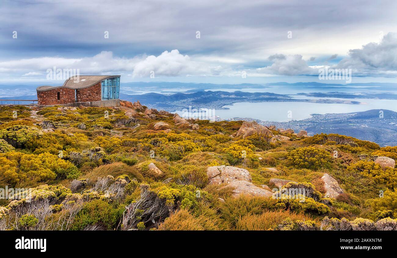 Osservazione della piattaforma di avvistamento e di rifugio sulla cima del Monte Wellington affacciato a Hobart in Tasmania. Nuvoloso Giorno ventoso, usuali per paese aborigena. Foto Stock