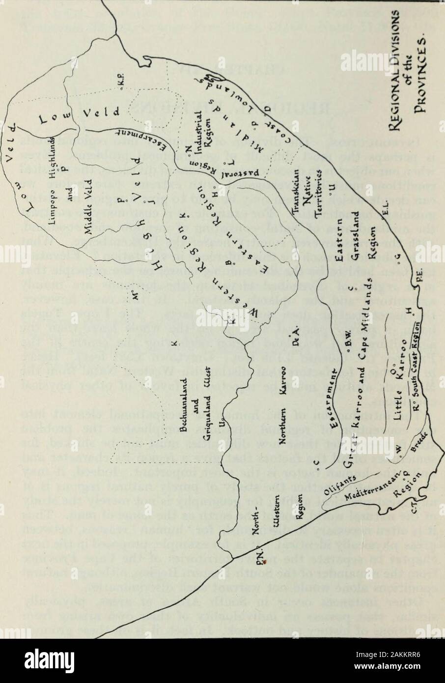 Africa del sud, la terra e i suoi popoli . egli non eludere, a volte di tutti i fattori che danno una regione il suo carattere e la sua unità il fattore umano è il più importante. Infatti esso può essere messo in dubbio il fatto che lo studio di puro regioni naturali è diqualsiasi grande utilità pratica per la geografia non è merelj il prigioniero]del mondo naturale, rifugio della terra come la casa dell'uomo. Thusit è spesso necessario distinguere, per l'umano * motivi, tra aree fisicamente identica. È per esempio proposto m il prossimo capitolo per separare i territori nativi del capo Provincefrom il resto Foto Stock