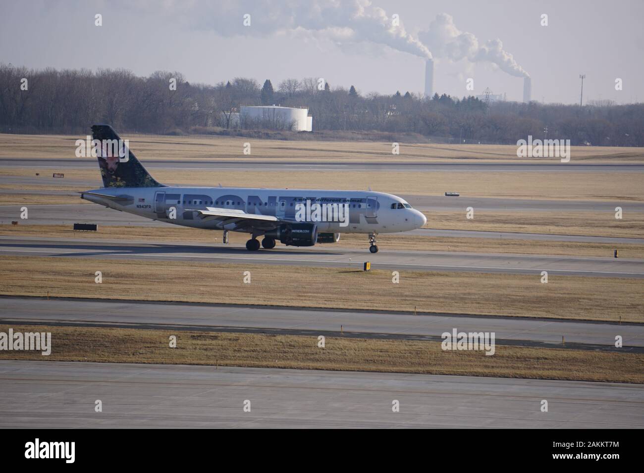 Frontier Airlines Airbus A319, con livrea "Chloe the Deer Fawn", atterra all'aeroporto internazionale Mitchell di Milwaukee e taxi fino al cancello. Foto Stock