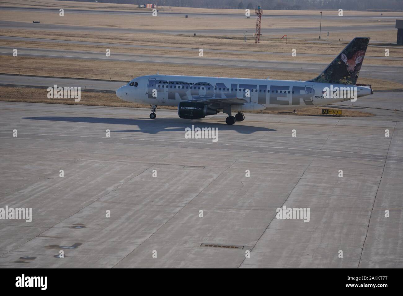 Frontier Airlines Airbus A319, con livrea "Chloe the Deer Fawn", atterra all'aeroporto internazionale Mitchell di Milwaukee e taxi fino al cancello. Foto Stock