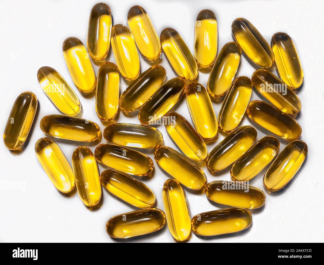 Omega-3 capsule su fondo bianco. Acidi grassi polinsaturi. Il concetto di uno stile di vita sano. Ottimo per riviste e siti web in stile Foto Stock