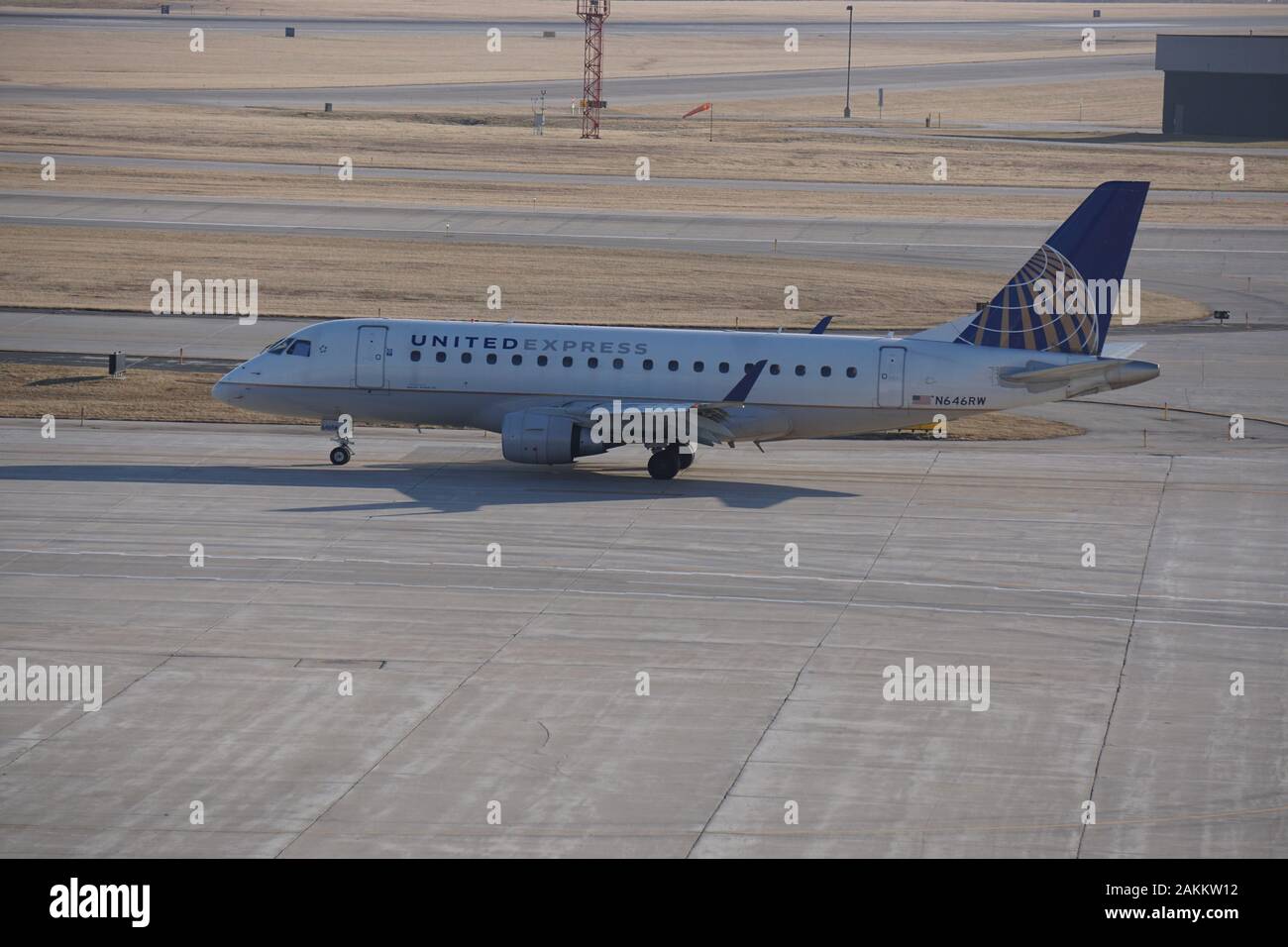 United Express Embraer E170 Lands all'aeroporto internazionale Mitchell di Milwaukee e taxi per il cancello. Il numero di coda per questo piano è N646RW. Foto Stock