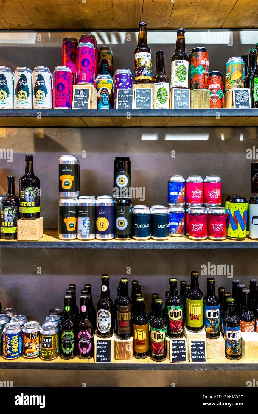Le birre artigianali su ripiani in corrispondenza del Mon negozio di birre, Palma di Mallorca, Spagna Foto Stock