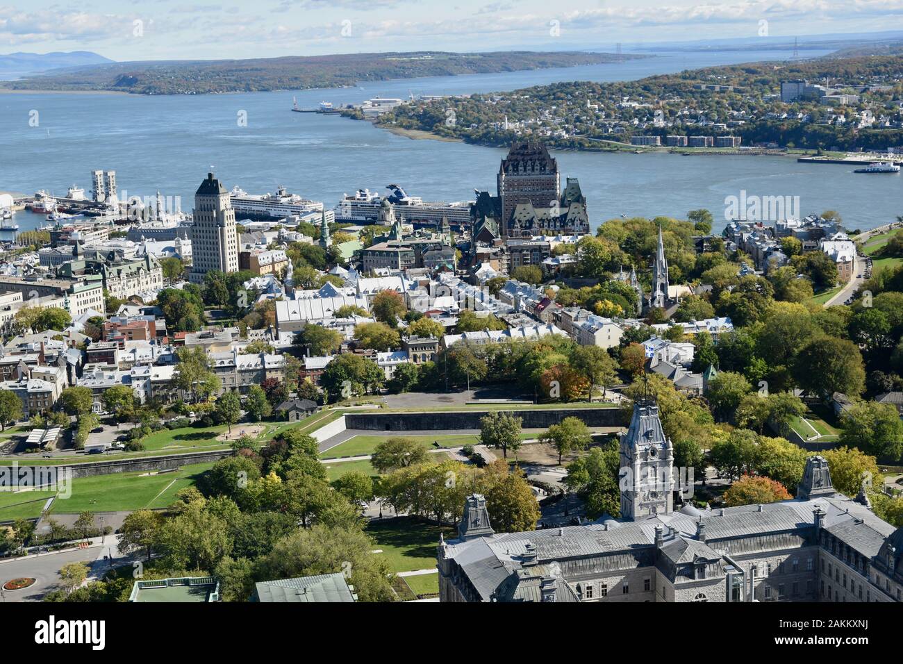 Vista sulla città di Quebec, sul fiume Saint Laerenence e sulle aree circostanti dall'Observatoire de la capitale, Ville de Quebec, Quebec, Canada Foto Stock