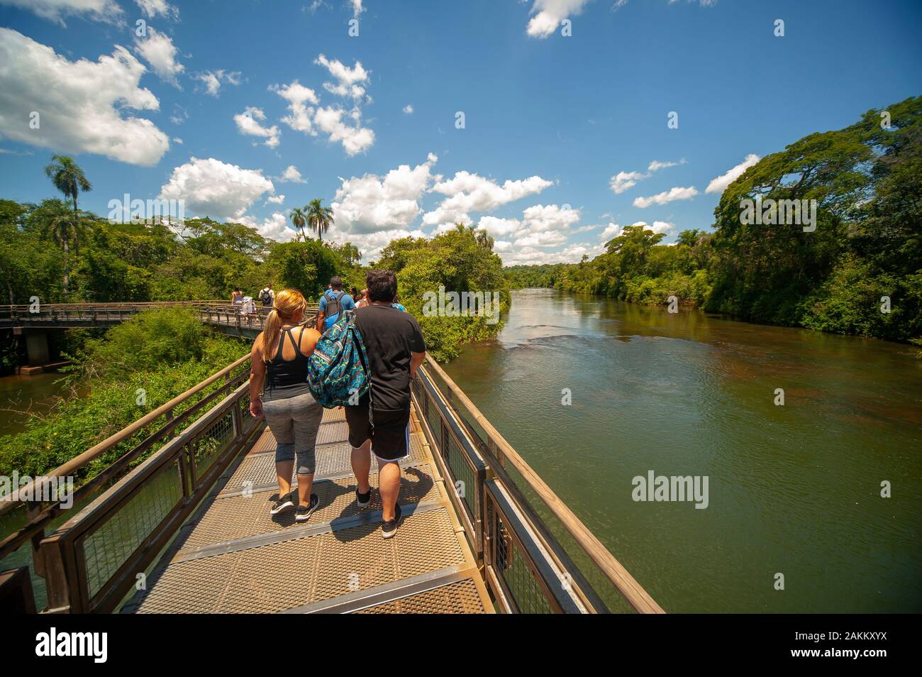 I turisti a camminare sul marciapiede che conduce alla Gola del Diavolo sul Parco Nazionale di Iguazu, Argentina Foto Stock