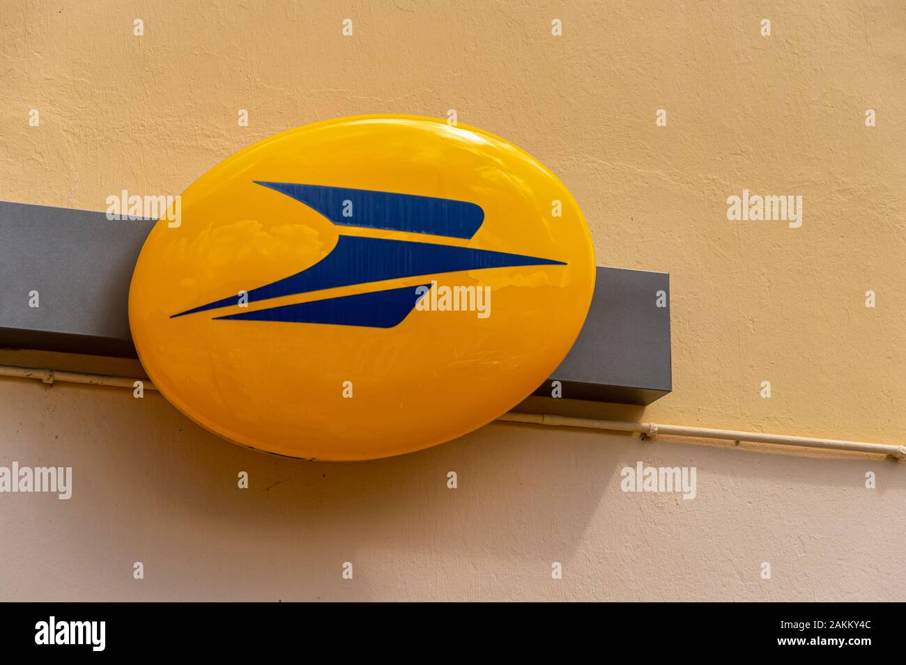 Martinica, Francia - 18 agosto 2019: il Logo di La Poste francese servizio postale nazionale su Rue Nationale. Foto Stock