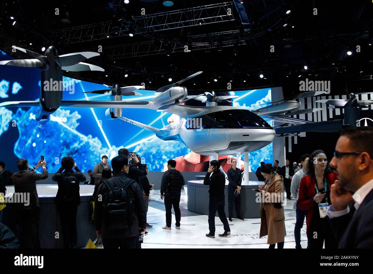 Las Vegas, Stati Uniti. 9 Gen, 2020. Una vista della Hyundai S-A1 air taxi sul display durante il 2020 International CES, presso il Las Vegas Convention Center di Las Vegas, Nevada giovedì 9 gennaio 2020. Il produttore di automobili di recente ha annunciato una partnership con Uber per costruire il elettrico di decollo ed atterraggio verticali (eVTOL) veicolo per il ride-salutando il servizio. Foto di James Atoa/UPI Credito: UPI/Alamy Live News Foto Stock