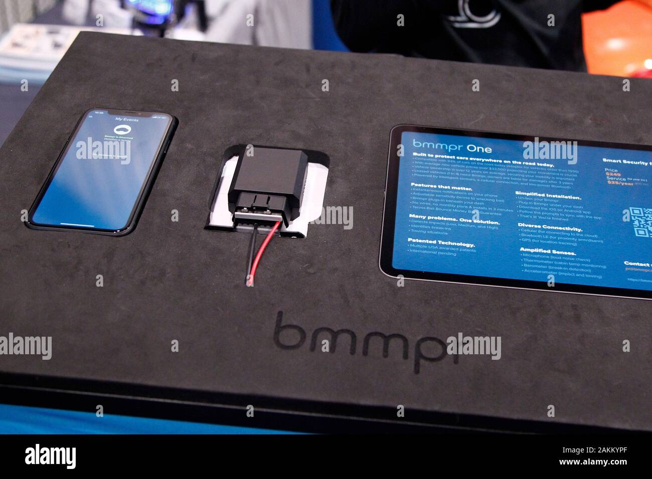 Las Vegas, Stati Uniti. 9 Gen, 2020. Una vista del Bmmpr allarme intelligente per auto, sul display durante il 2020 International CES, presso il Las Vegas Convention Center di Las Vegas, Nevada giovedì 9 gennaio 2020. Il GPS e il dispositivo bluetooth si collega alla tua auto porta diagnostica e offre 24ore protezione con app di notifiche. Foto di James Atoa/UPI Credito: UPI/Alamy Live News Foto Stock