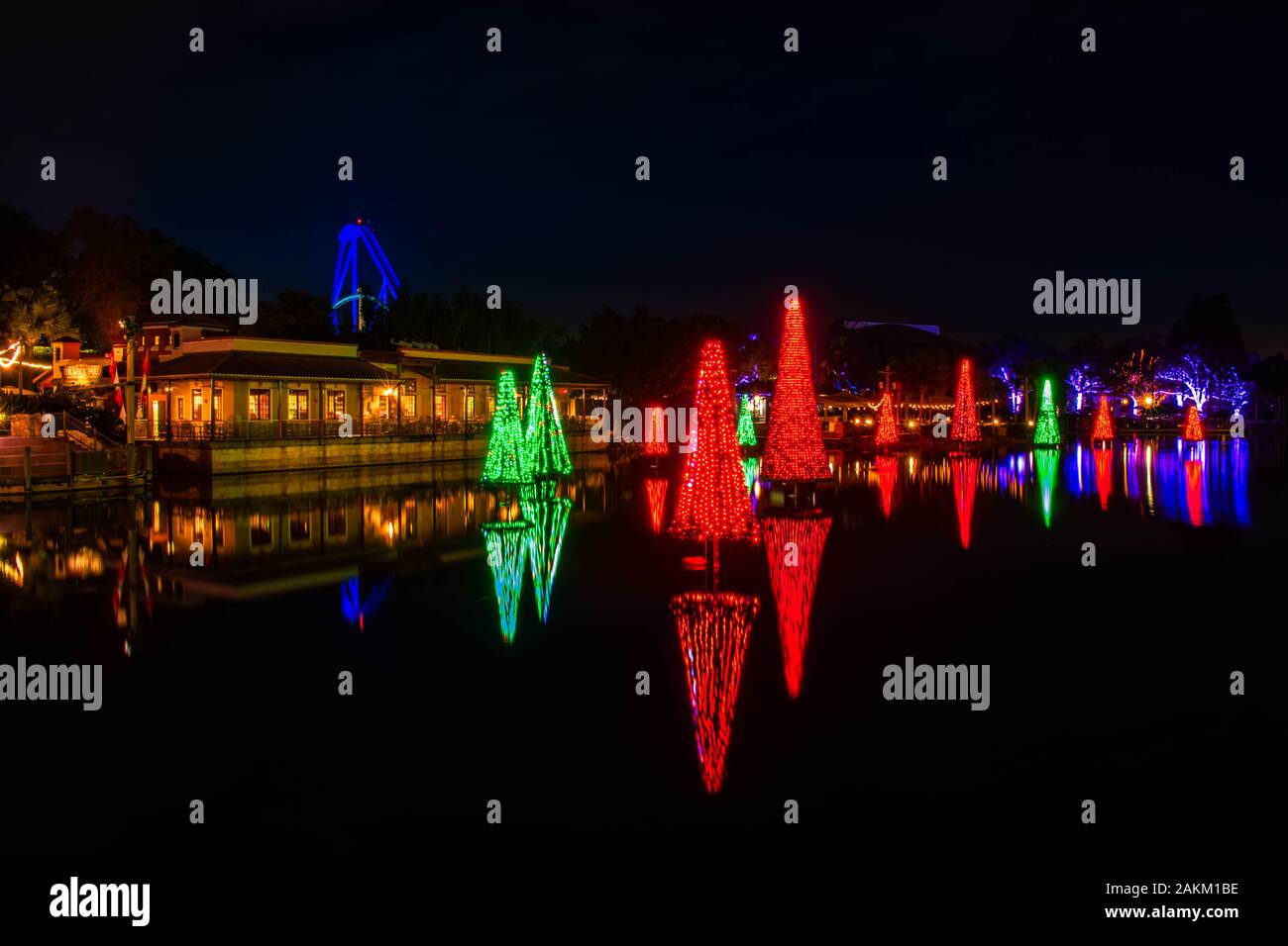 Orlando, Florida. Dicembre 30, 2019. Illuminata di alberi di Natale a Seaworld Foto Stock
