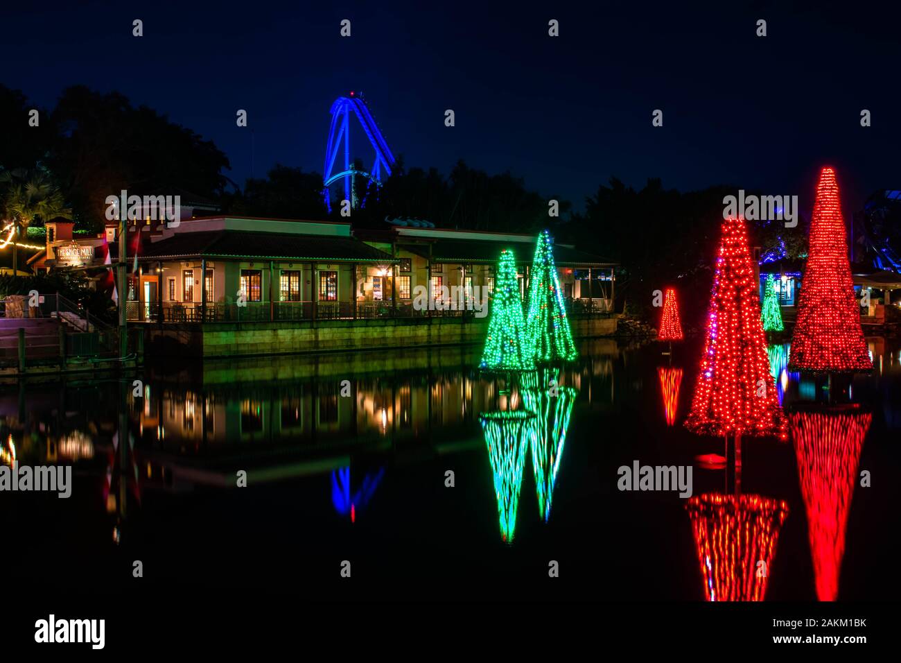 Orlando, Florida. Dicembre 30, 2019. Illuminata di alberi di Natale a Seaworld Foto Stock