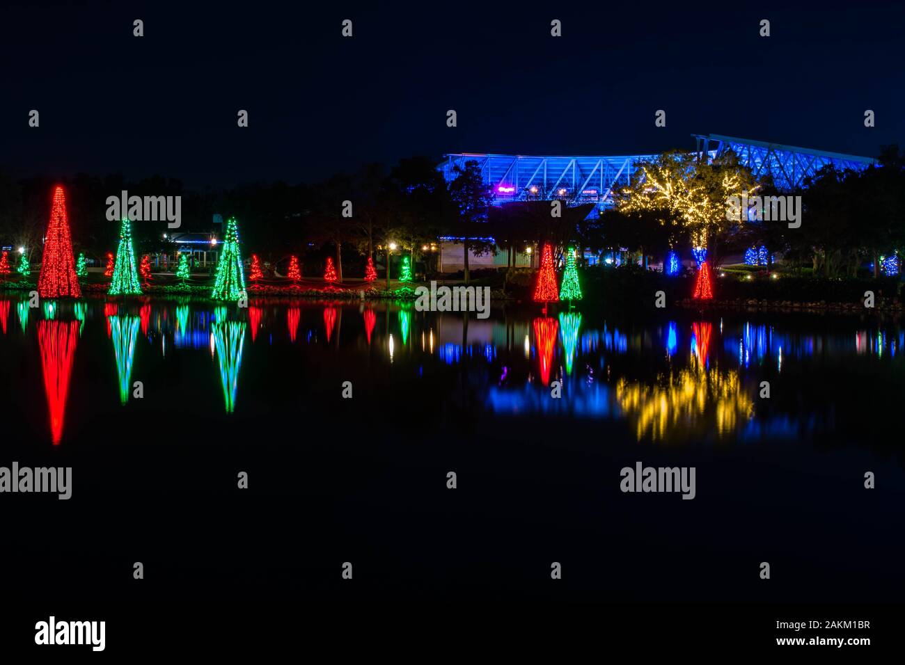 Orlando, Florida. Dicembre 30, 2019. Illuminata di alberi di Natale a Seaworld Foto Stock