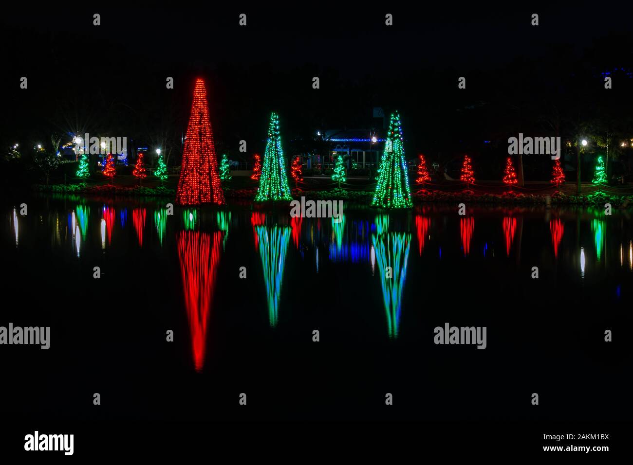 Orlando, Florida. Dicembre 30, 2019. Illuminata di alberi di Natale a Seaworld Foto Stock