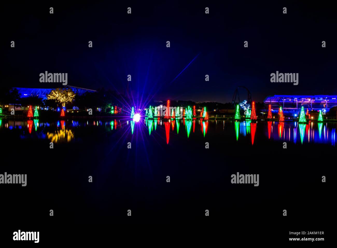 Orlando, Florida. Dicembre 30, 2019. Illuminata di alberi di Natale a Seaworld Foto Stock