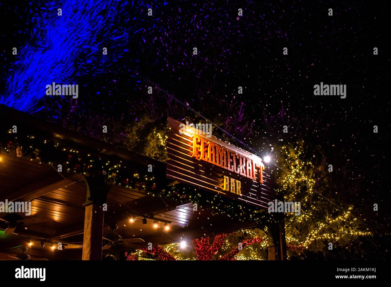 Orlando, Florida. Dicembre 30, 2019. Neve artificiale e Flamecraft Bar segno at Seaworld Foto Stock