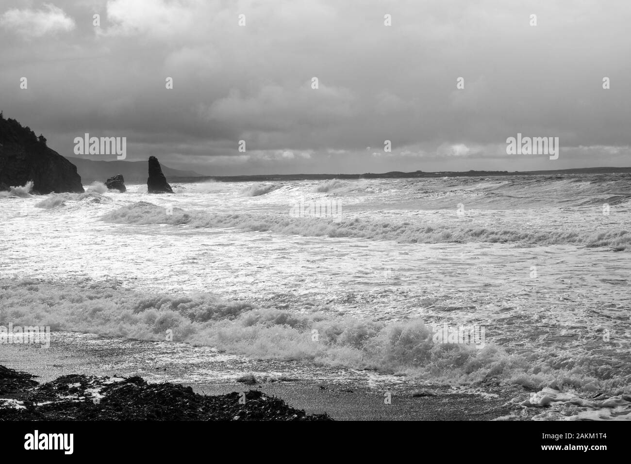 Le spettacolari onde bianche e nere della costa della nuova Scozia, nell'area di Capo Breton. Foto Stock