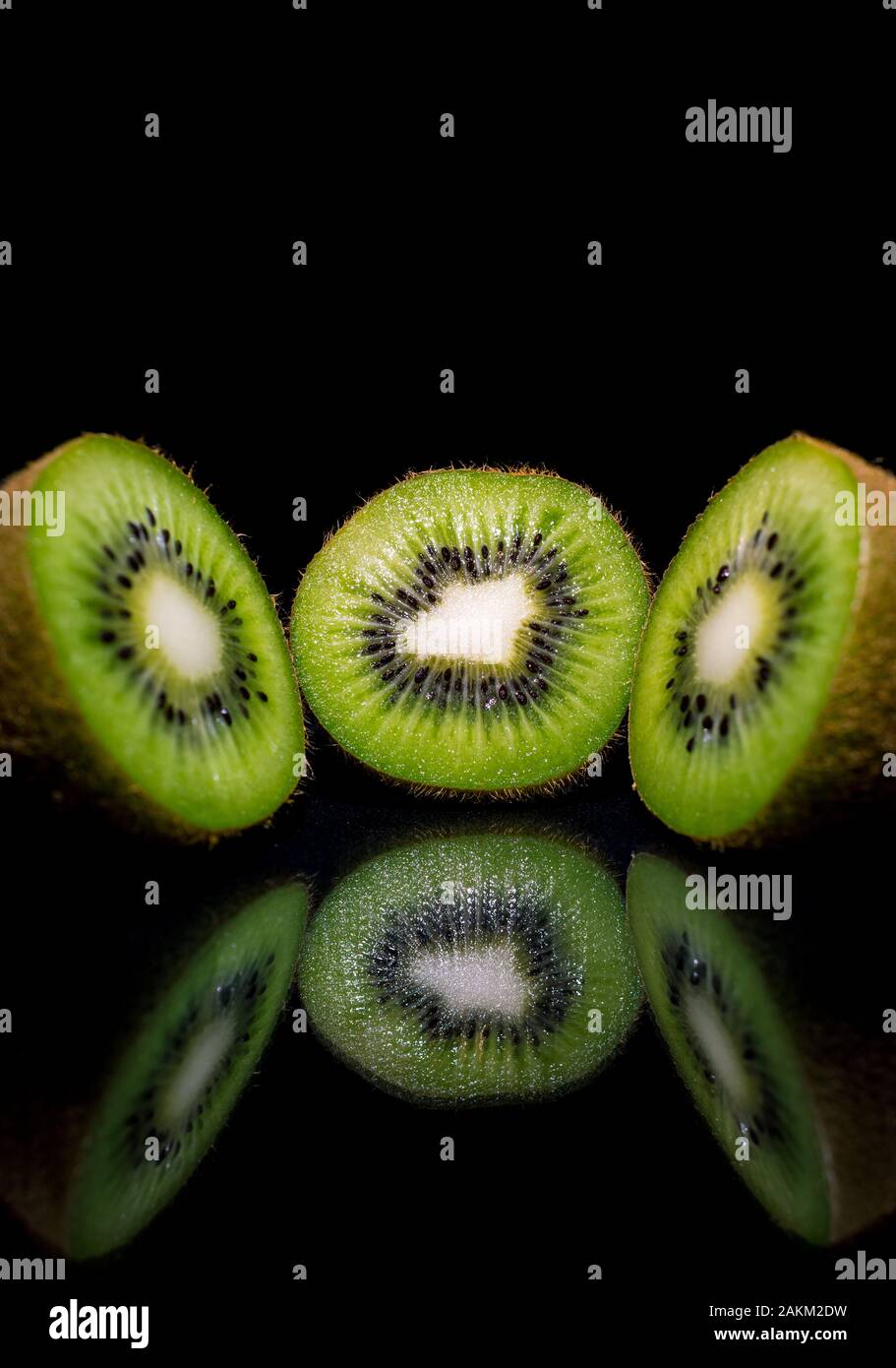 Tre parti di kiwi Foto Stock