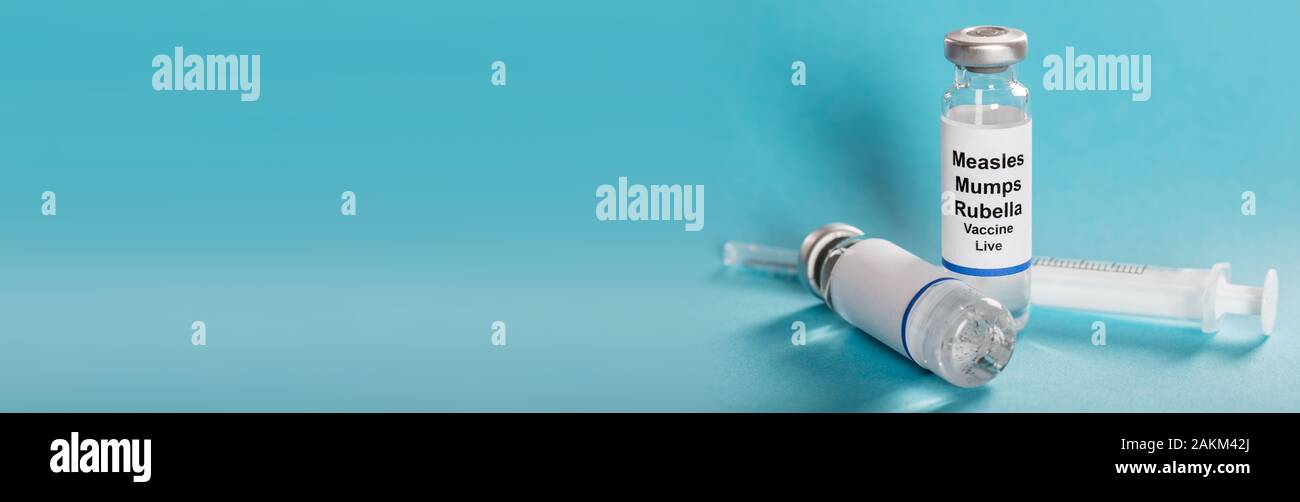 'Measles parotite il vaccino contro la rosolia flaconcini con siringa su sfondo turchese'' /' Foto Stock