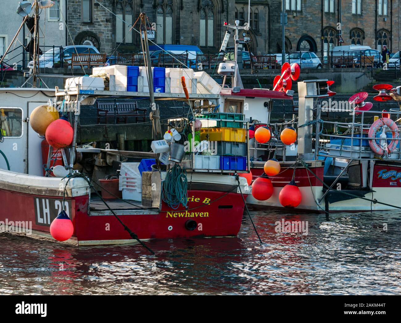 Barche da pesca ormeggiate nel porto di Newhaven, Edimburgo, Scozia, Regno Unito Foto Stock