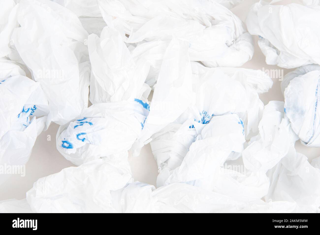 Un close-up di una diffusione di bianco accartocciata drogheria sacchetti di plastica etichettati e. Foto Stock