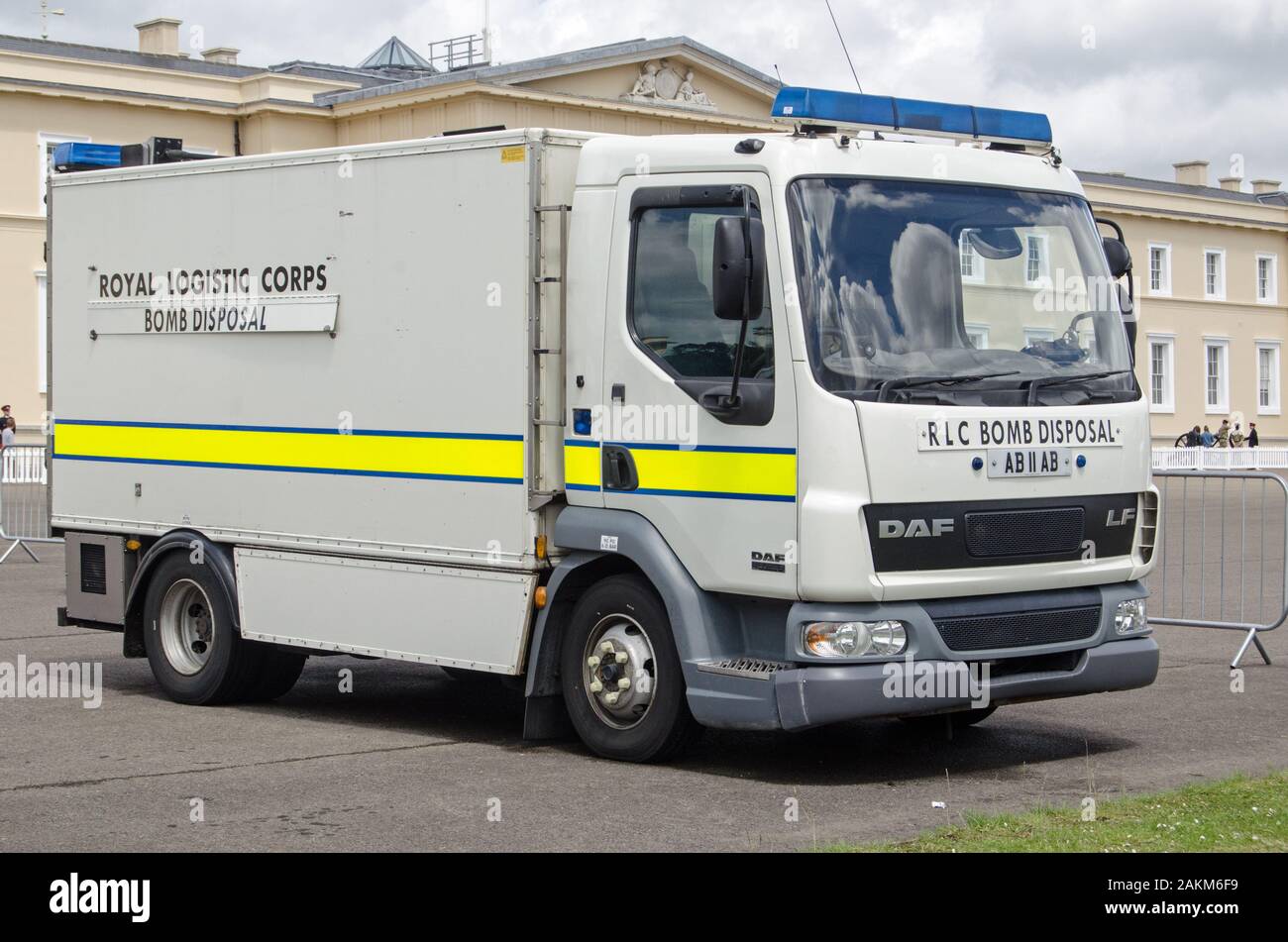 Sandhurst, Berkshire, Regno Unito - 16 Giugno 2019: camion appartenente alla eliminazione della bomba Team del Royal Logistic Corps parcheggiato sul display in Sandhurst militar Foto Stock
