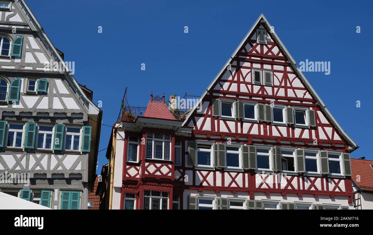 Casa in legno e muratura con fasci di colore rosso e Oriel Windows Foto Stock