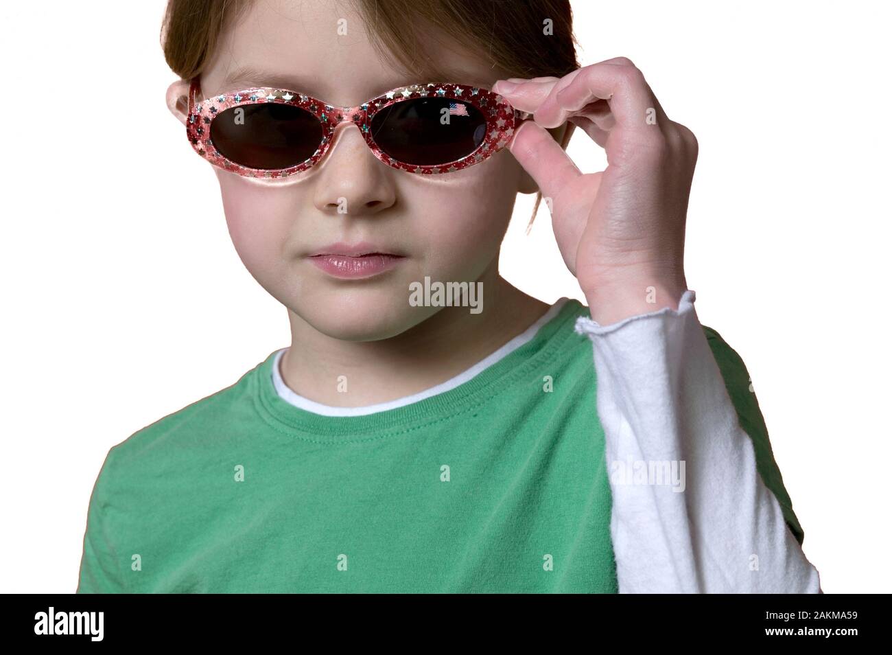 Fantastico piccolo 10-anno-vecchia ragazza indossando occhiali da sole, ritratto su sfondo bianco Foto Stock