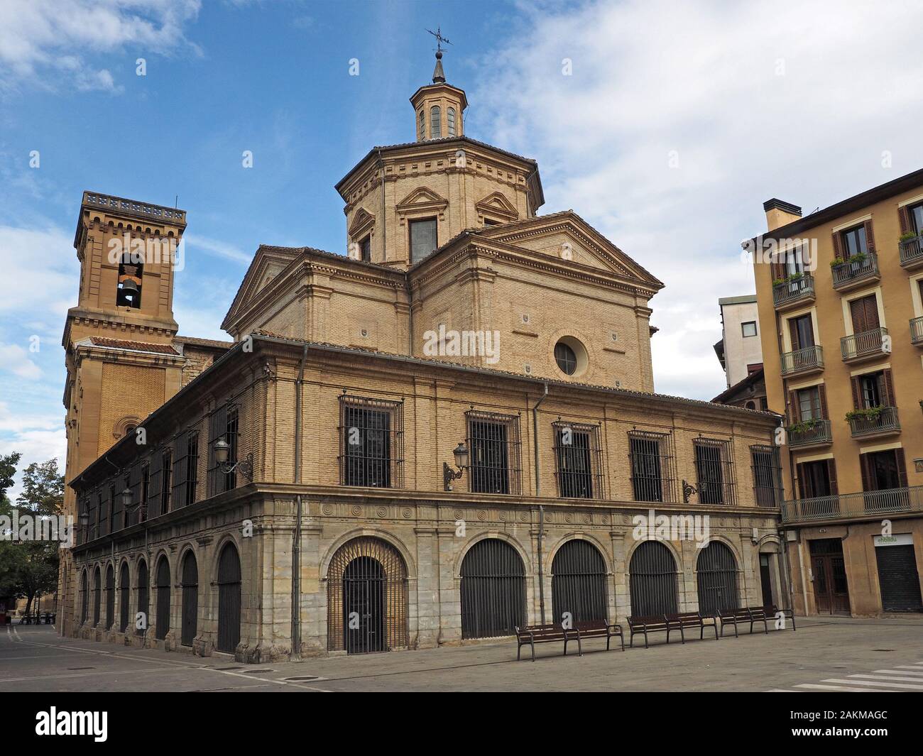 La chiesa di San Lorenzo, dal design geometrico, presenta una croce greca interna all'interno della piazza esterna e torre ottagonale e lanterna in cima a Pamplona, Spagna Foto Stock