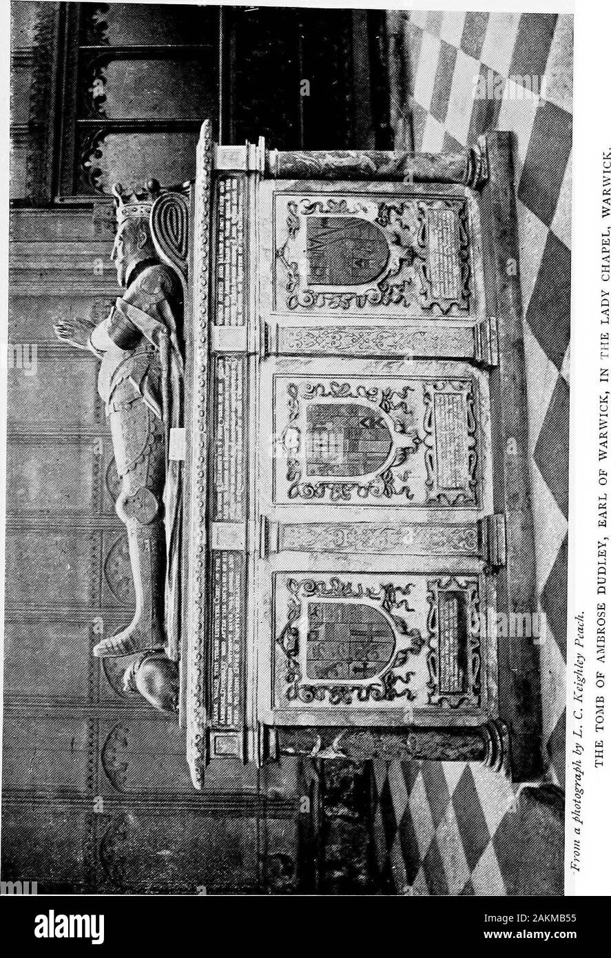 Il castello di Warwick e il suo earls : dalla Sassonia volte al presente giorno . appoggiata sul personale aragged argent, acciuffato e incatenato o. Sostenitori: Dexter, un liou regardant argent, coronata o; sinister, un lionvert, ducally mangiato troppo e incatenato o. Mottoes : (i) Tempus omnia Habet; (2) Urig Dieu, ung Roy, Sarvier je Doy. Badge: Ragged staff di argento. (MS. Harl., 1156.) ^ su una tomba sollevata dalla parete sud è un ef&gy in lunghi embroideredrobe abbottonato giù la parte anteriore, con rivolto verso il basso su collo e polsi tomatch ; i capelli è legato con un filetto ornamentali, e al di sopra del manto robea è usurato. Nel seminterrato ho Foto Stock